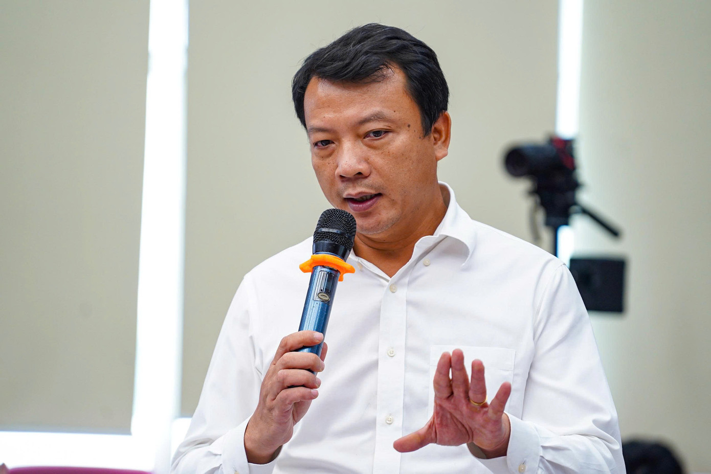 Phó Giám đốc Viettel Hà Nội - Thượng tá Lê Văn Mạnh trao đổi tại tọa đàm.