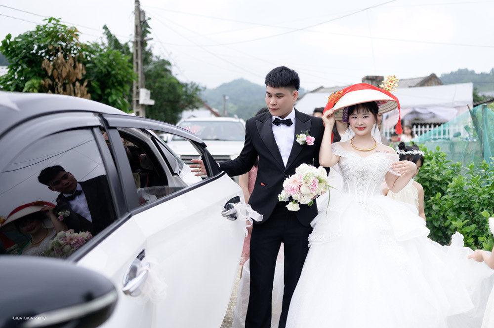 Cô dâu hạnh phúc khi đám cưới diễn ra trọn vẹn. Cô dâu hạnh phúc khi đám cưới diễn ra trọn vẹn.