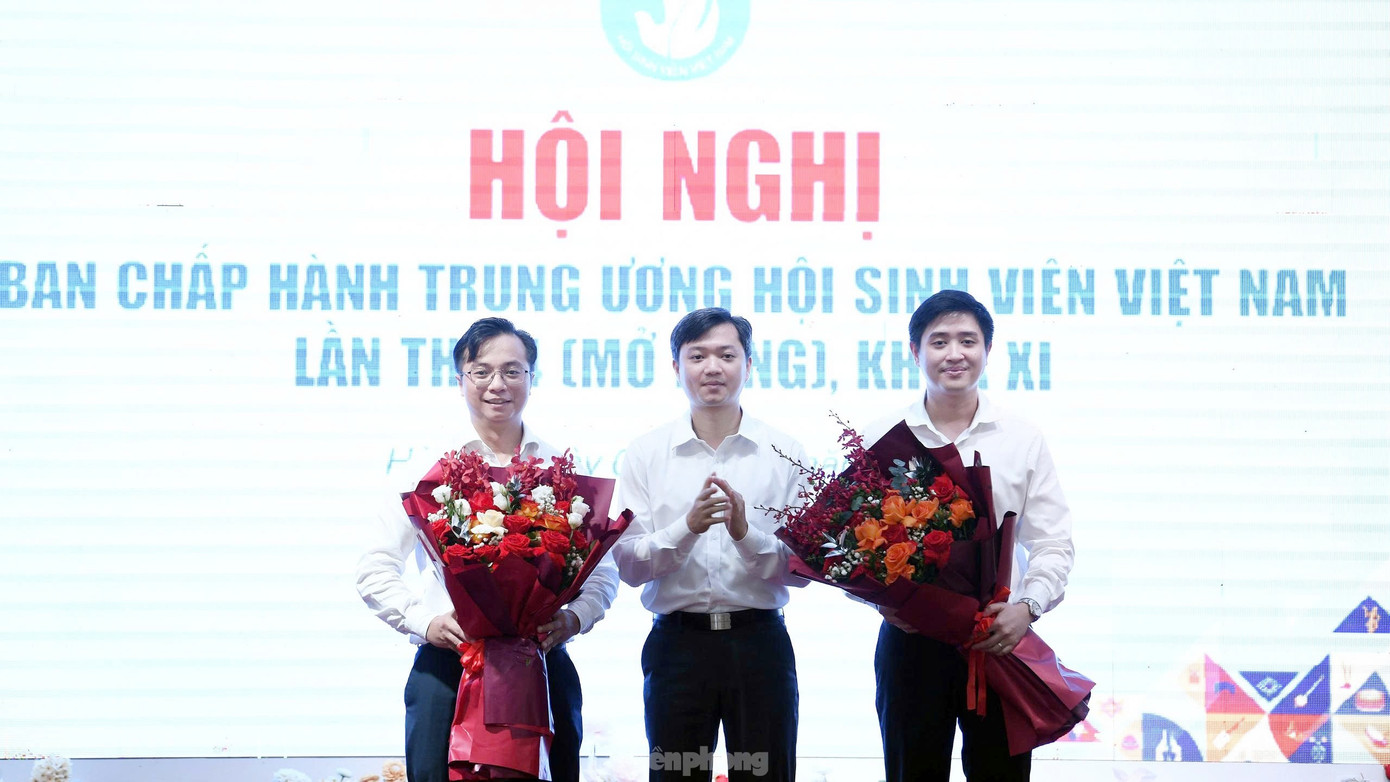 Anh Nguyễn Minh Triết - Bí thư T.Ư Đoàn, Chủ tịch T.Ư Hội SVVN tặng hoa chúc mừng 2 tân Phó Chủ tịch Trung ương Hội Sinh viên Việt Nam - anh Nguyễn Đức Nguyên và anh Lâm Tùng. Ảnh: Hoàng Mạnh Thắng