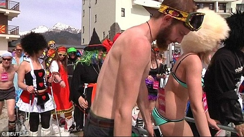 Mục kích hơn 1.000 người mặc bikini trượt tuyết ảnh 7