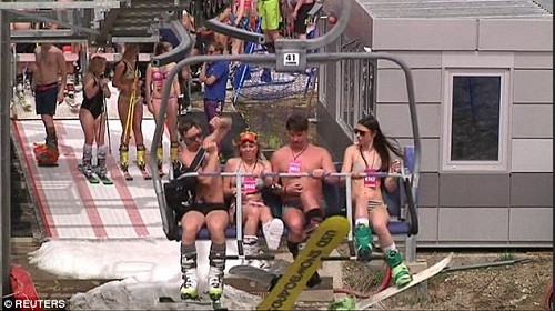 Mục kích hơn 1.000 người mặc bikini trượt tuyết ảnh 12