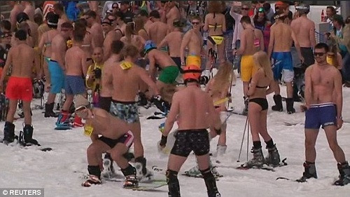 Mục kích hơn 1.000 người mặc bikini trượt tuyết ảnh 6