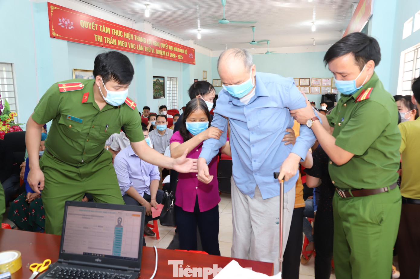 Ông Vàng Mí Dính (62 tuổi) bị tai biến lâu năm được cán bộ công an hỗ trợ thực hiện làm CCCD. Ông Vàng Mí Dính (62 tuổi) bị tai biến lâu năm được cán bộ công an hỗ trợ thực hiện làm CCCD.