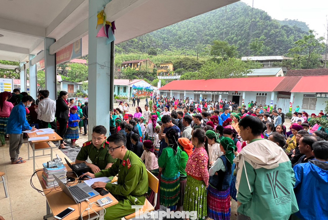 Cán bộ công an thực hiện việc cấp căn cước công dân gắn chip và tài khoản định danh điện tử cho công dân. Cán bộ công an thực hiện việc cấp căn cước công dân gắn chip và tài khoản định danh điện tử cho công dân.