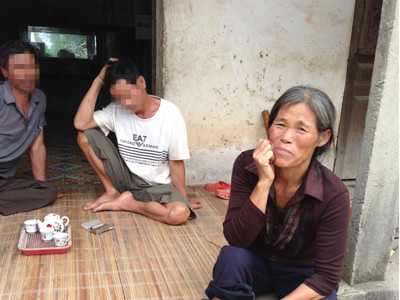 Bà Vũ Thị Mùi - chủ lò gạch năm xưa, bây giờ tiếp tục mở lò gạch. Bà Vũ Thị Mùi - chủ lò gạch năm xưa, bây giờ tiếp tục mở lò gạch