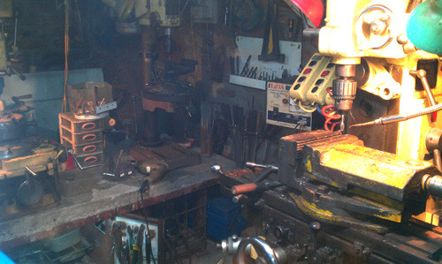 Bên trong xưởng chế tạo súng