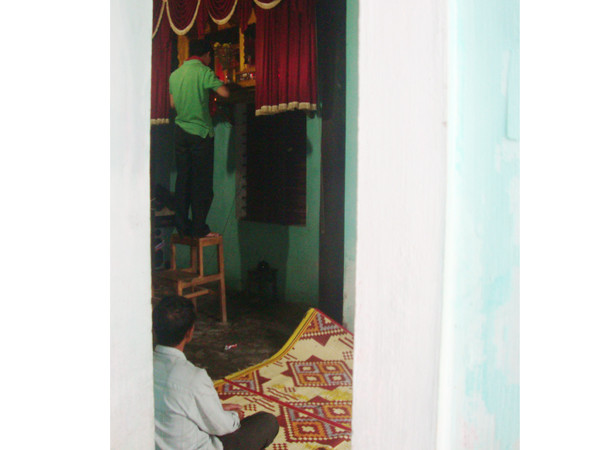 Thầy Thành đang “làm phép” chữa bệnh cho nhiều người tại nhà mình. Ảnh: Hoàng Nam