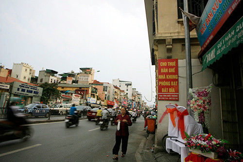 Một ngôi nhà nhô ra ngoài đường Tôn Đức Thắng, chiếm hết vỉa hè của người đi bộ