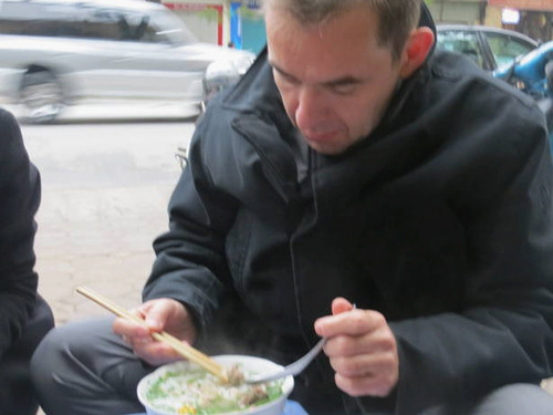 Đại sứ Jean Noel Poirier ngồi chờ đến lượt mình được phục vụ 