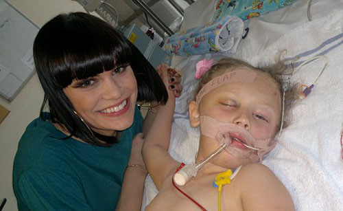 Ca sĩ Jessie J chụp ảnh với bé Tyla tại giường bệnh. Ảnh: SWNS