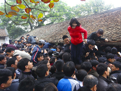 Chen lấn, xô đẩy, giẫm đạp lấy ấn đền Trần. Ảnh: Công Khanh