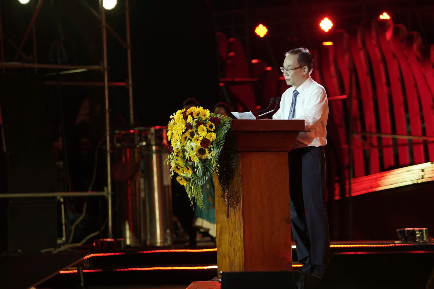 Ông Lê Hoài Trung - Bí thư Trung ương Đảng, Trưởng Ban Đối ngoại Trung ương phát biểu tại Chương trình nghệ thuật đặc biệt Ước nguyện hòa bình: Bản hùng ca bất diệt. Ông Lê Hoài Trung - Bí thư Trung ương Đảng, Trưởng Ban Đối ngoại Trung ương phát biểu tại Chương trình nghệ thuật đặc biệt Ước nguyện hòa bình: Bản hùng ca bất diệt.