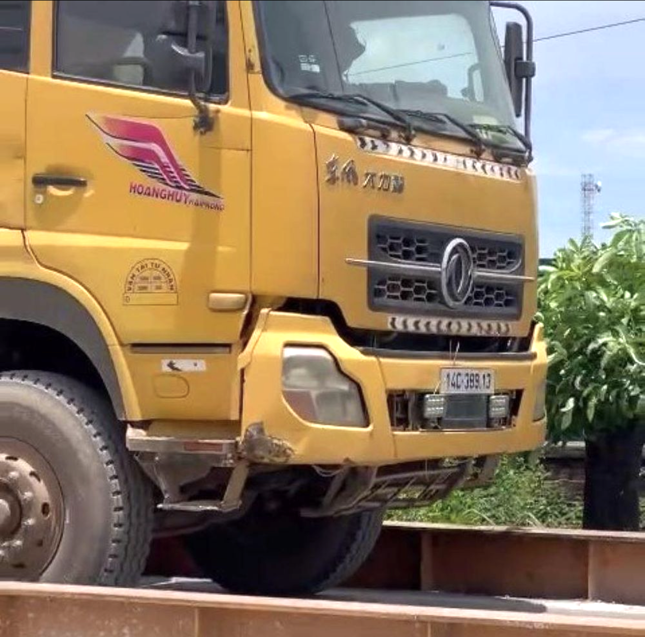 Xe ô tô tải tự đổ BKS 14C-389.13 đang lên cân kiểm tra tải trọng. Ảnh: CA
