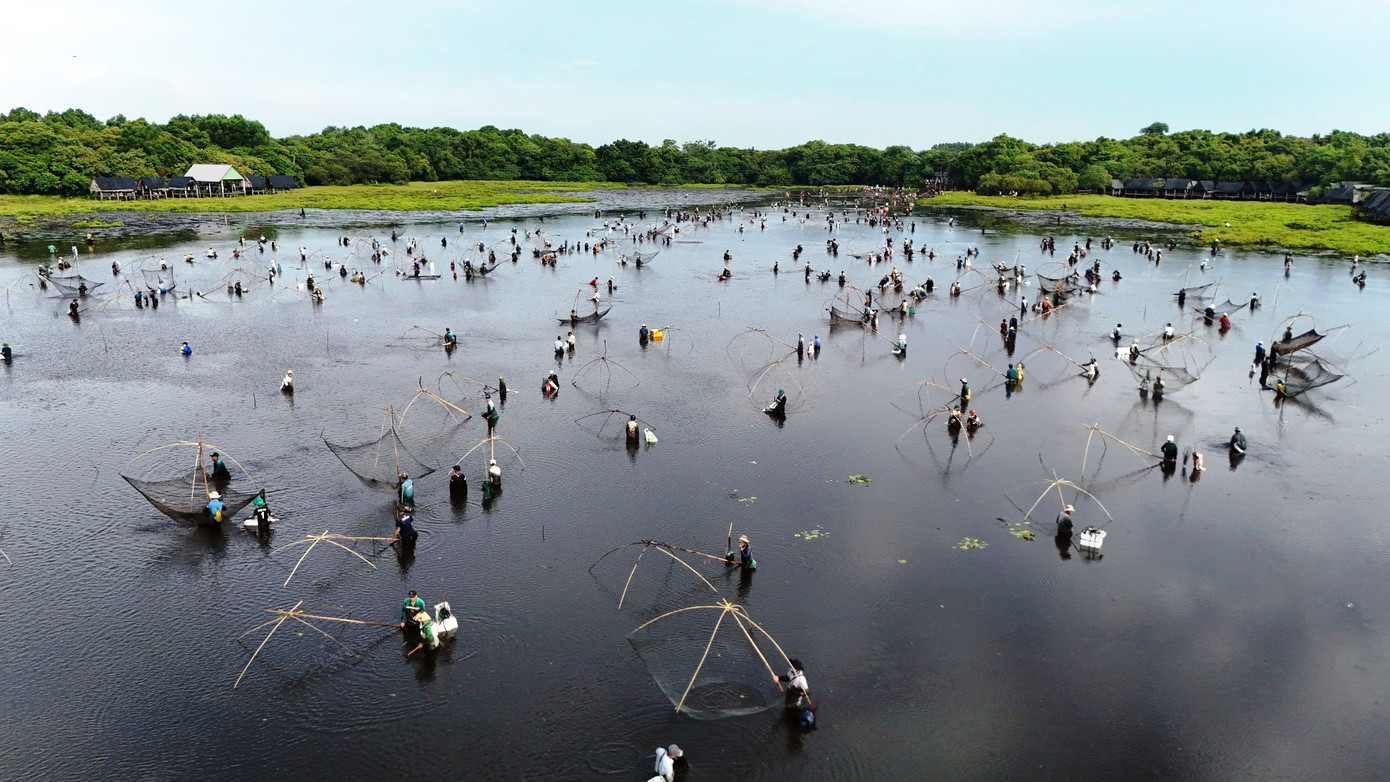 Hoạt động bắt cá tại ngày hội nhìn từ trên cao.