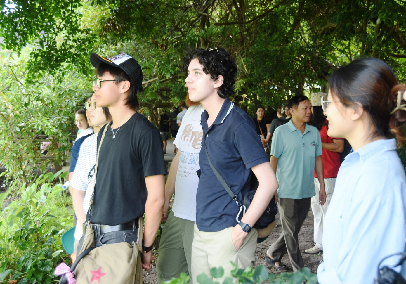 Lễ hội "phá Trằm" Trà Lộc thu hút nhiều khách tham quan là người nước ngoài.