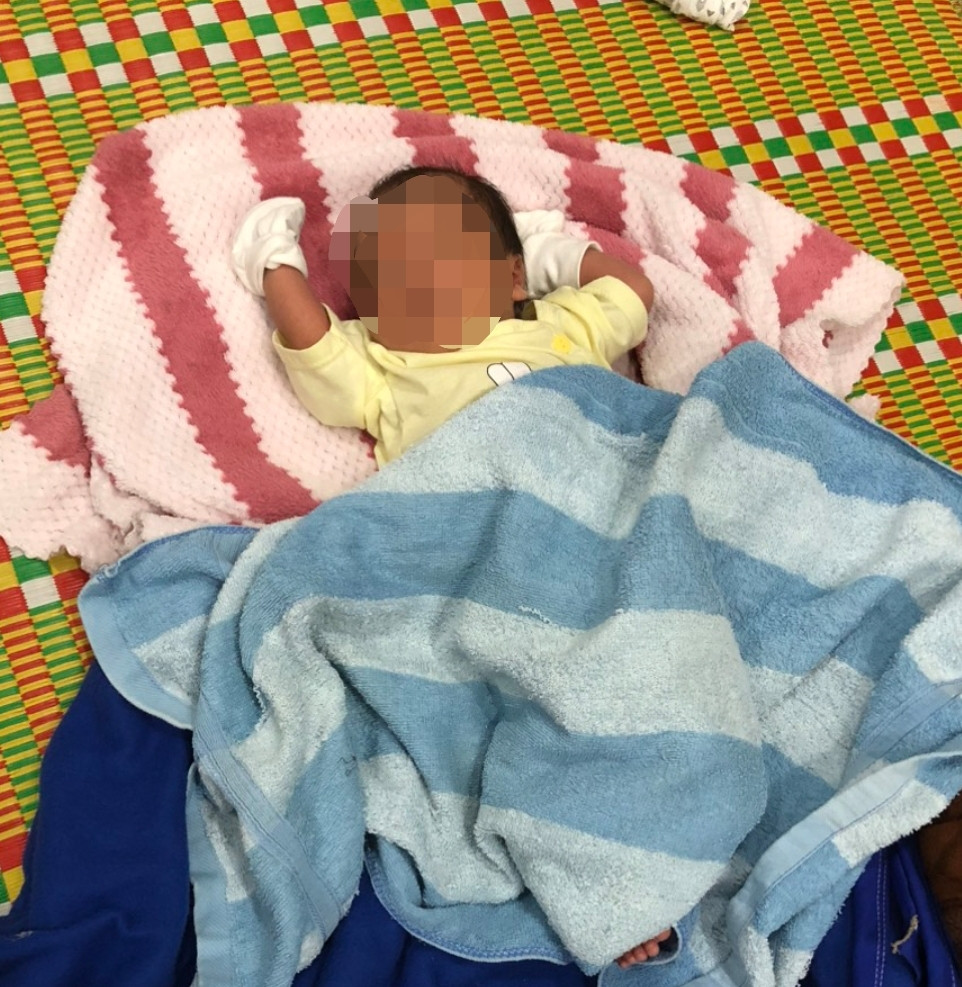 Cháu bé 10 ngày tuổi được phát hiện bị bỏ rơi trước cổng chùa Lệ Minh ở thôn Lệ Xuyên, xã Triệu Trạch, huyện Triệu Phong, tỉnh Quảng Trị. Ảnh: ĐV.