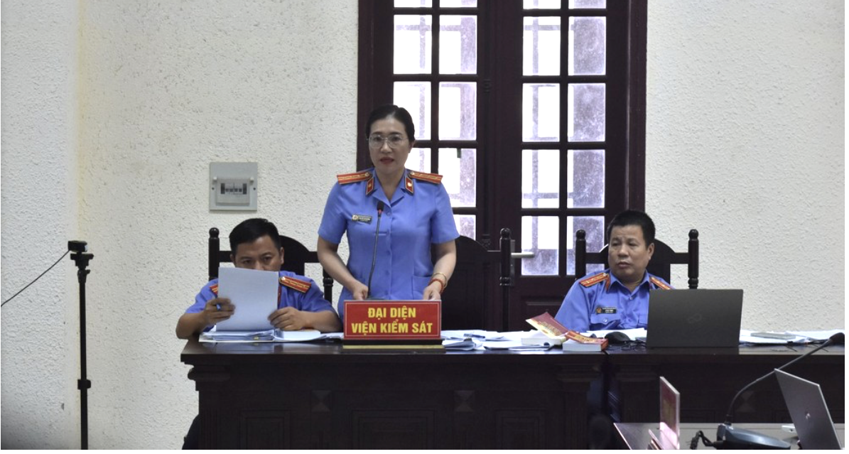 Đại diện Viện KSND tỉnh Quảng Trị đọc bản luận tội. Đại diện Viện KSND tỉnh Quảng Trị đọc bản luận tội.