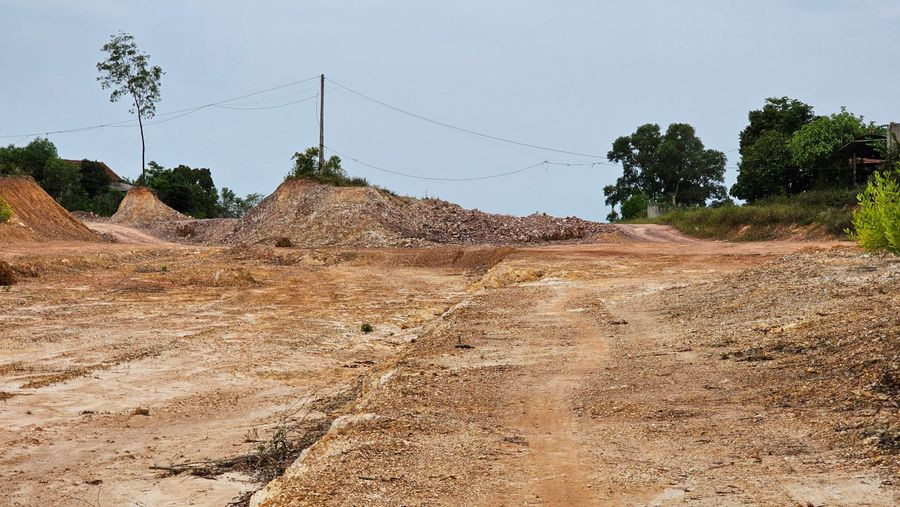 Đường Hùng Vương nối dài đang thi công dang dở. Ảnh: Đ. Đức