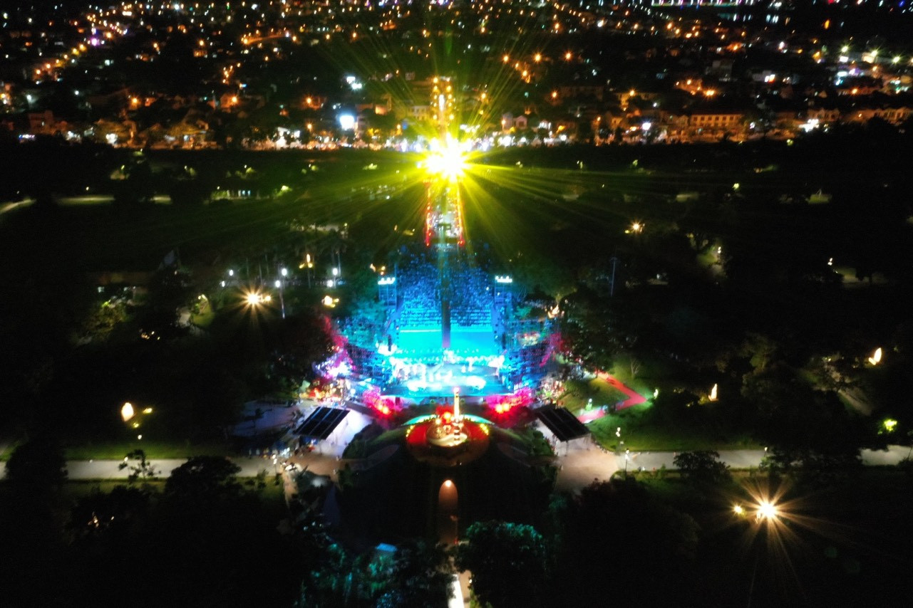 Khu Di tích Quốc gia đặc biệt Thành Cổ Quảng Trị đêm 11/8 diễn ra Chương trình nghệ thuật đặc biệt Ước nguyện hòa bình: Bản hùng ca bất diệt. Khu Di tích Quốc gia đặc biệt Thành Cổ Quảng Trị đêm 11/8 diễn ra Chương trình nghệ thuật đặc biệt Ước nguyện hòa bình: Bản hùng ca bất diệt.