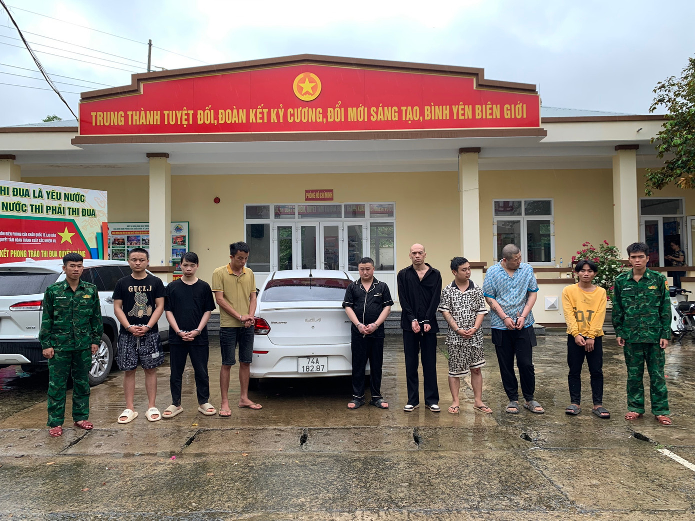 Các đối tượng và tang vật bị bắt giữ. Ảnh: Phước Trung Các đối tượng và tang vật bị bắt giữ. Ảnh: Phước Trung