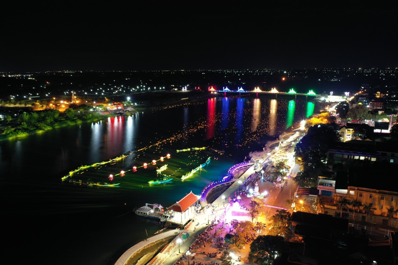 Trên Bến thả hoa Thạch Hãn tối 11/8. Trên Bến thả hoa Thạch Hãn tối 11/8.