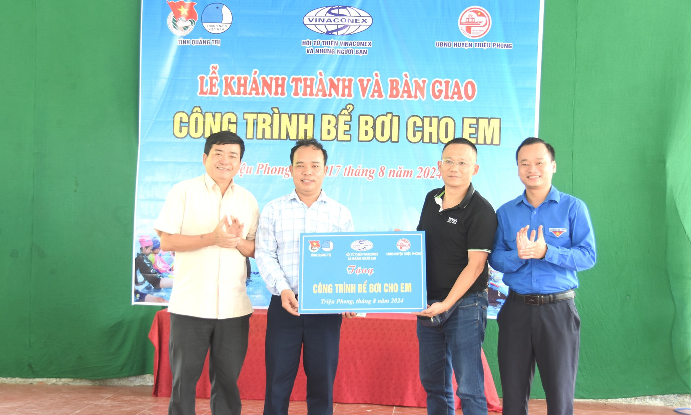 Trao biển tượng trưng công trình “Bể bơi cho em” cho Trường TH&amp;THCS Triệu Sơn, huyện Triệu Phong. Ảnh: Đức Việt