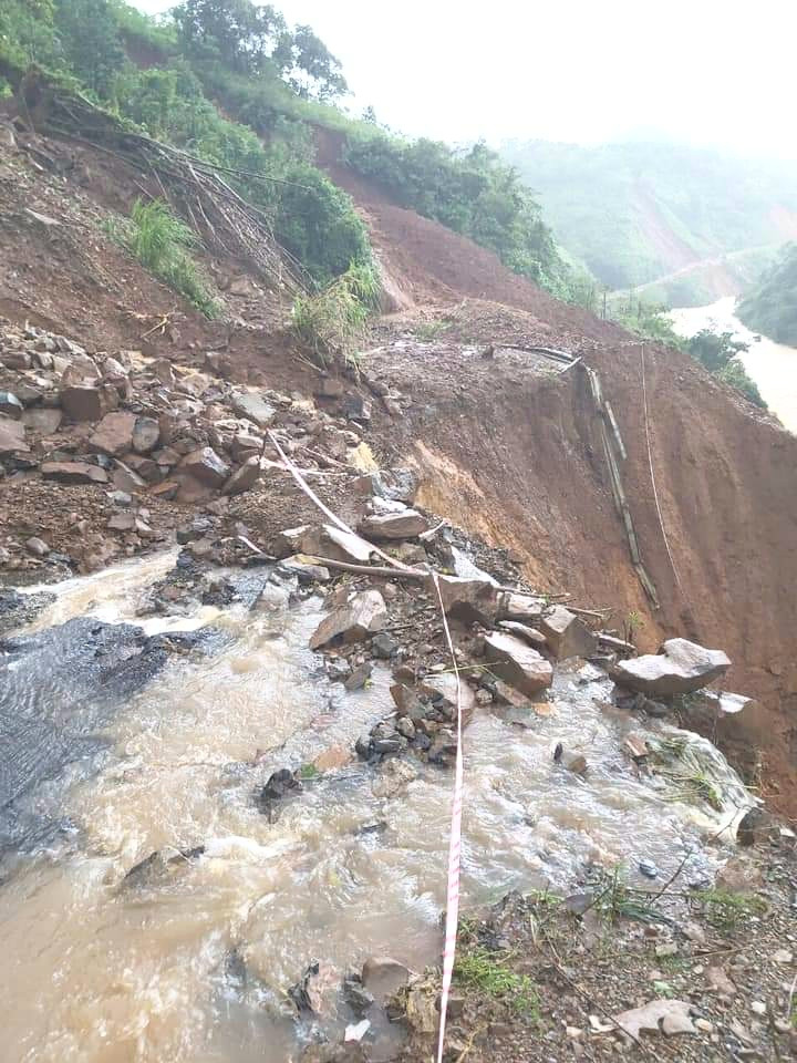 Khu vực sạt lở đất xã Húc Nghì ở huyện rẻo cao Đakrông, tỉnh Quảng Trị. Khu vực sạt lở đất xã Húc Nghì ở huyện rẻo cao Đakrông, tỉnh Quảng Trị.