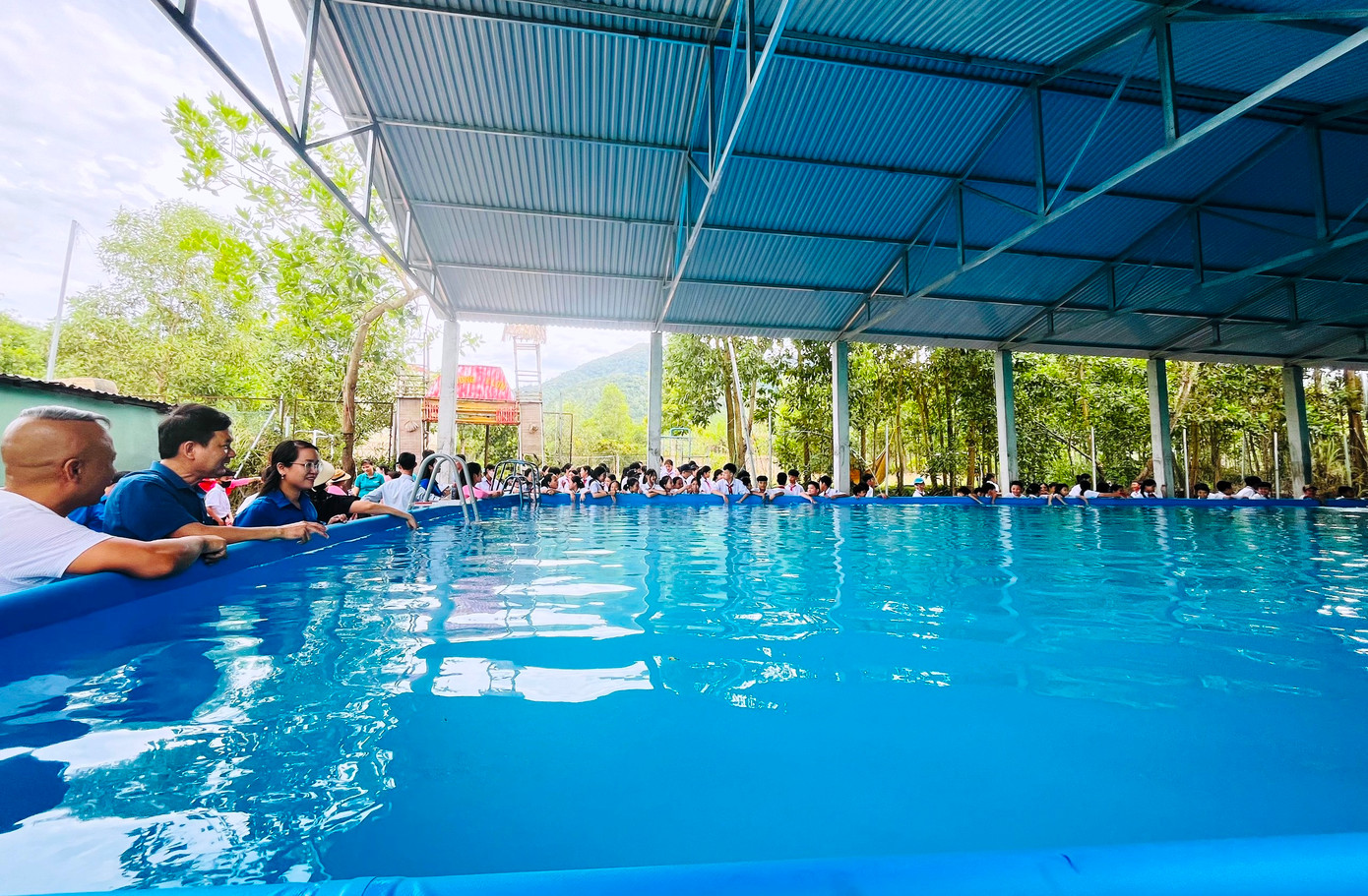 Công trình “Bể bơi cho em” là món quà thiết thực, tạo điều kiện giúp học sinh Trường THCS Krông Klang, huyện Đakrông rèn luyện kỹ năng bơi lội.. Ảnh: Đức Việt