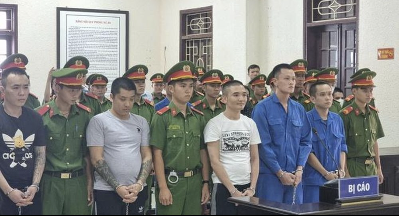 Nguyễn Quốc Quân (còn được gọi Quân Idol) mặc áo trắng, hàng đầu tại phiên tòa ngày 28/8. Nguyễn Quốc Quân (còn được gọi Quân Idol) mặc áo trắng, hàng đầu tại phiên tòa ngày 28/8.