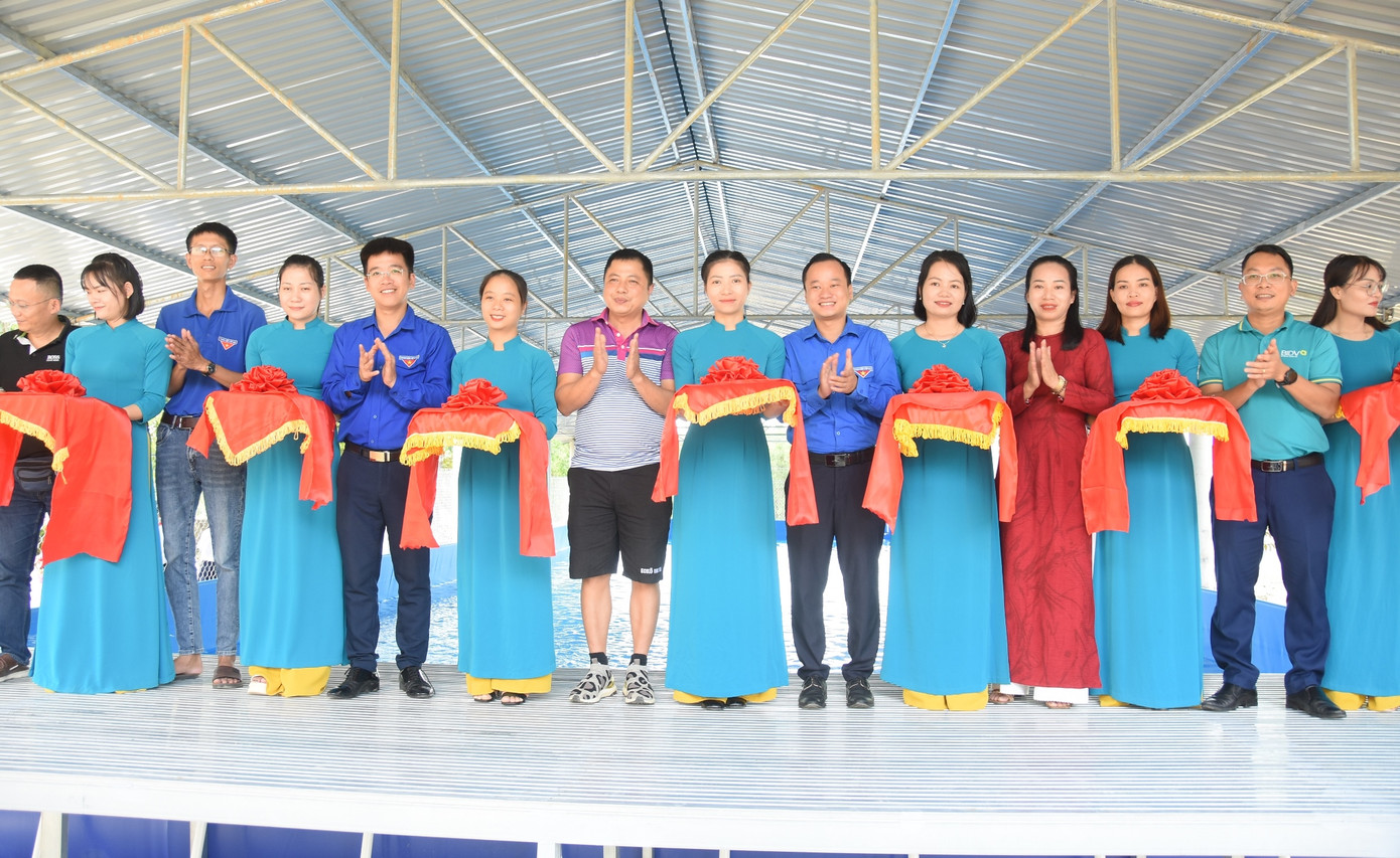 Cắt băng khánh thành, bàn giao công trình “Bể bơi cho em” cho Trường Tiểu học Quyết Thắng, huyện Vĩnh Linh.