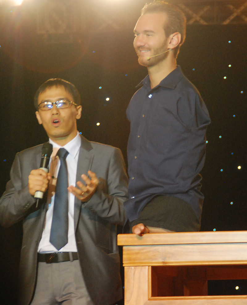 Nick nói chuyện với các doanh nhân