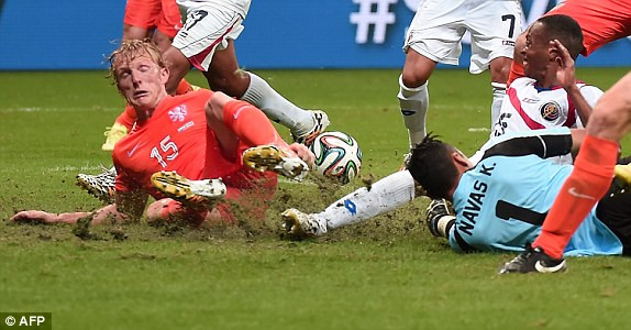 Costa Rica 'chết' trên chấm phạt đền, Hà Lan nhọc nhằn đi tiếp ảnh 2