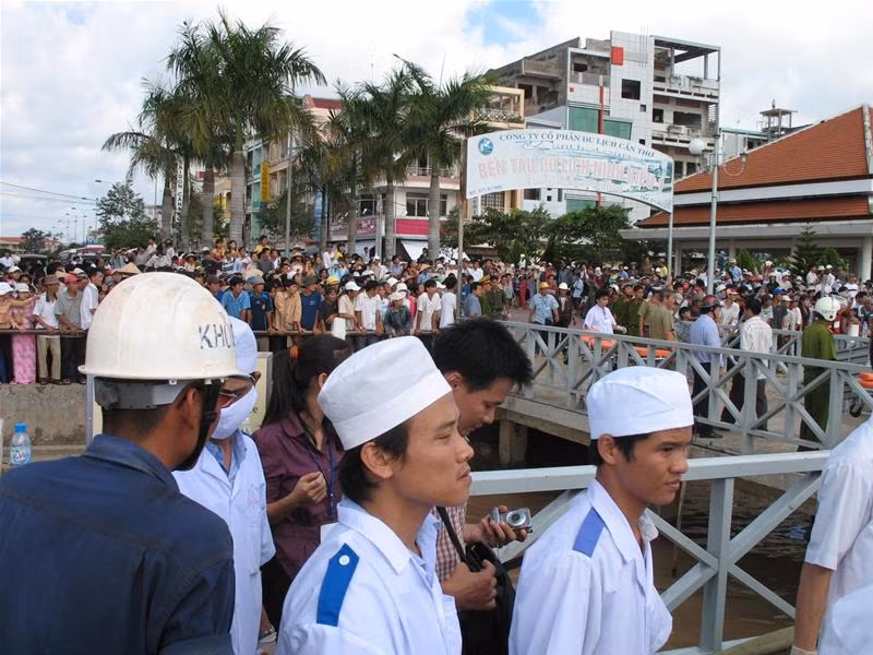 Người dân tập trung kín phía bờ Cần Thơ để chờ thông tin của người thân. Ảnh : Sáu Nghệ