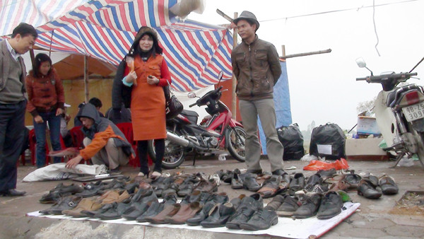 Chiến lợi phẩm thu được sau đêm khai Ấn được bán với giá 40.000 đồng/đôi tại khu vực đền Trần