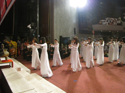 Dâng hương tưởng niệm vua Đinh Tiên Hoàng.