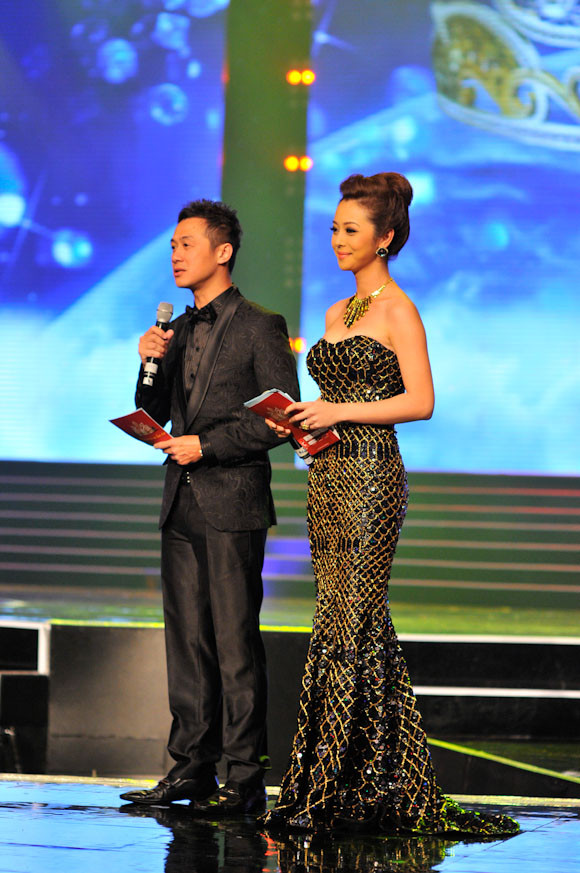 Hai MC dẫn chương trình là Anh Tuấn và Jennifer Phạm.. Ảnh: Công Khanh