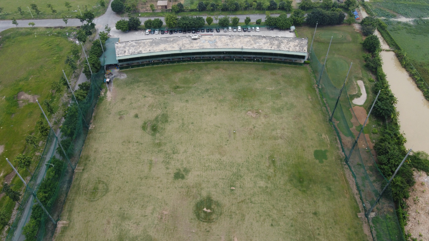 Còn đại diện Công ty CP golf Thanh Hà cũng thừa nhận sân tập golf xây dựng trên khu đất quy hoạch có chức năng công cộng từ nhiều năm qua và được Sở Kế hoạch đầu tư Hà Nội cấp giấy phép hoạt động...