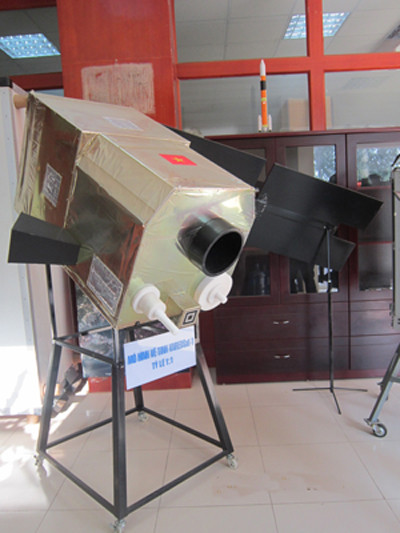 Mô hình vệ tinh VNRED Sat-1 được đặt tại Viện Hàn lâm Khoa học & Công nghệ Việt Nam. Ảnh: Nguyễn Hoài