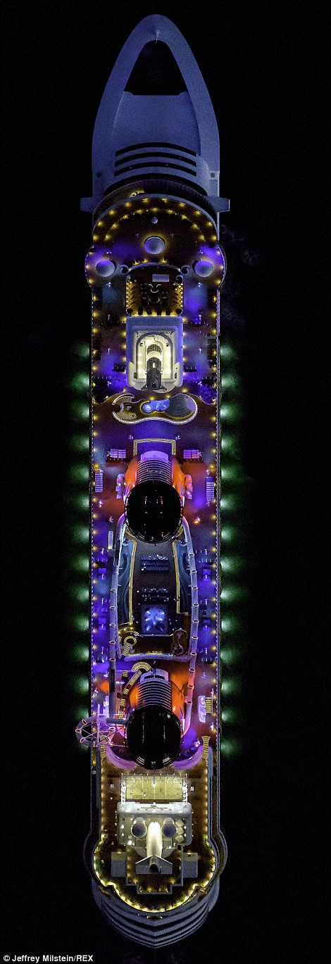 Những boong tàu khủng đẹp sững sờ nhìn từ trên cao ảnh 5