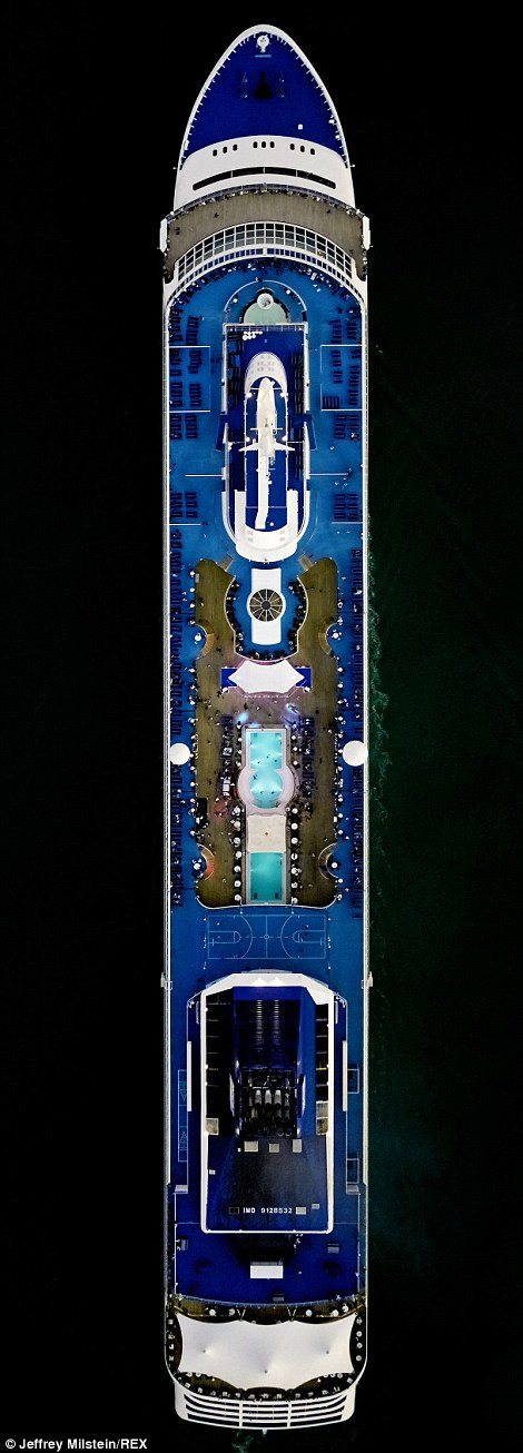 Những boong tàu khủng đẹp sững sờ nhìn từ trên cao ảnh 14