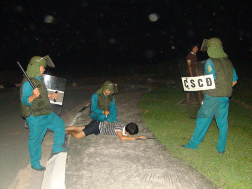 Lực lượng dân quân thuộc Quân khu 7 khống chế một tên tội phạm trong KCN Việt Nam - Singapore (Bình Dương). Lực lượng dân quân thuộc Quân khu 7 khống chế một tên tội phạm trong KCN Việt Nam - Singapore (Bình Dương)