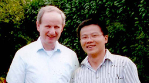 Giáo sư Ngô Bảo Châu (phải) và thầy Laumon (Pháp). Xung quanh họ có nhiều nhân vật liên quan thú vị đến nền toán học VN. Ảnh tư liệu (Tuổi Trẻ)