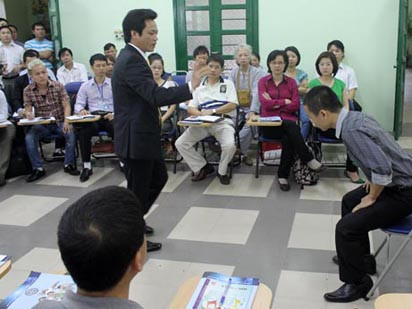 Chỉ với một ám thị, thanh niên này hoàn toàn mất hết sức lực, không đứng dậy nổi. Nếu thiếu hiểu biết, truyền ám thị xấu, khiến người áp vong bị tâm thần cũng là điều dễ hiểu