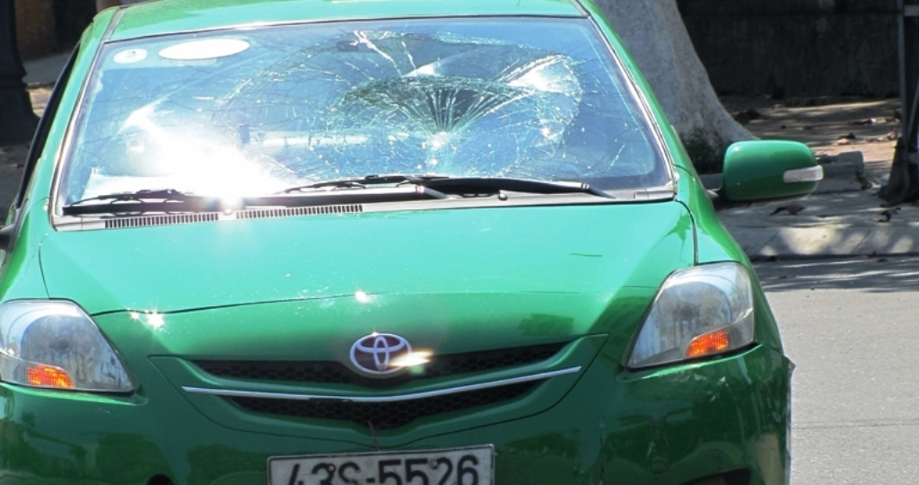 Vị trí vỡ kính do hất học sinh lên. Ảnh: Nguyễn Huy