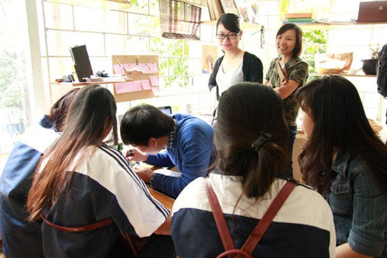 Lớp học dạy vẽ Henna Tattoo đông các bạn trẻ tham gia. Ảnh Thúy Hà