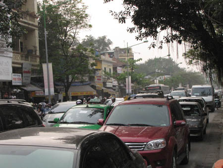 Vụ cháy xảy ra khiến giao thông trên đường Nguyễn Thái Học ách tắc trầm trọng suốt từ hiện trường vụ cháy đến khu vực Bến xe Kim Mã