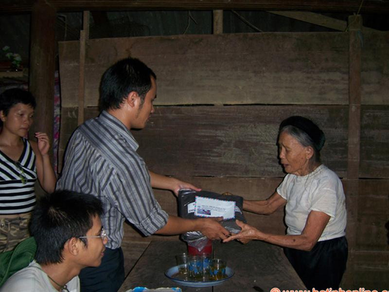 Đại diện thành viên mạng ảo hatinhonline.com tặng quần áo cho bà con vùng lũ Hương Khê (Hà Tĩnh)