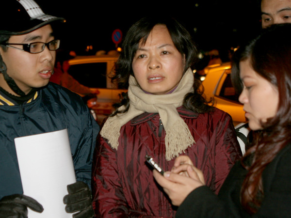 Chị lý (giữa) kể lại sự việc với phóng viên