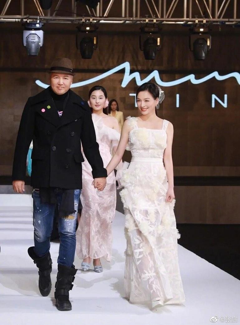 Từ năm 2014, khi từ bỏ hoạt động đóng phim để tập trung kinh doanh bán hàng, Trương Đình và Lâm Thoại Dương giàu lên đáng kể.