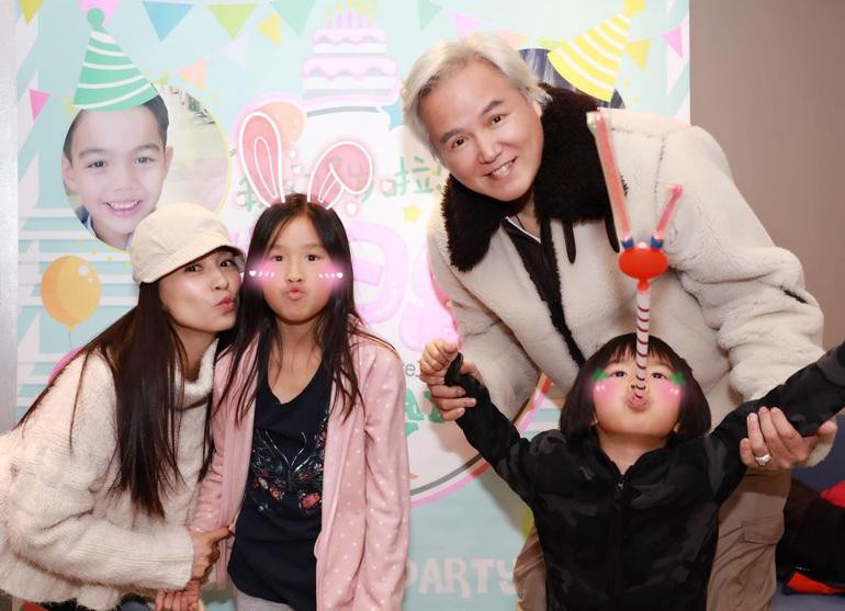 Vợ chồng Trương Đình và Lâm Thoại Dương cùng hai con.